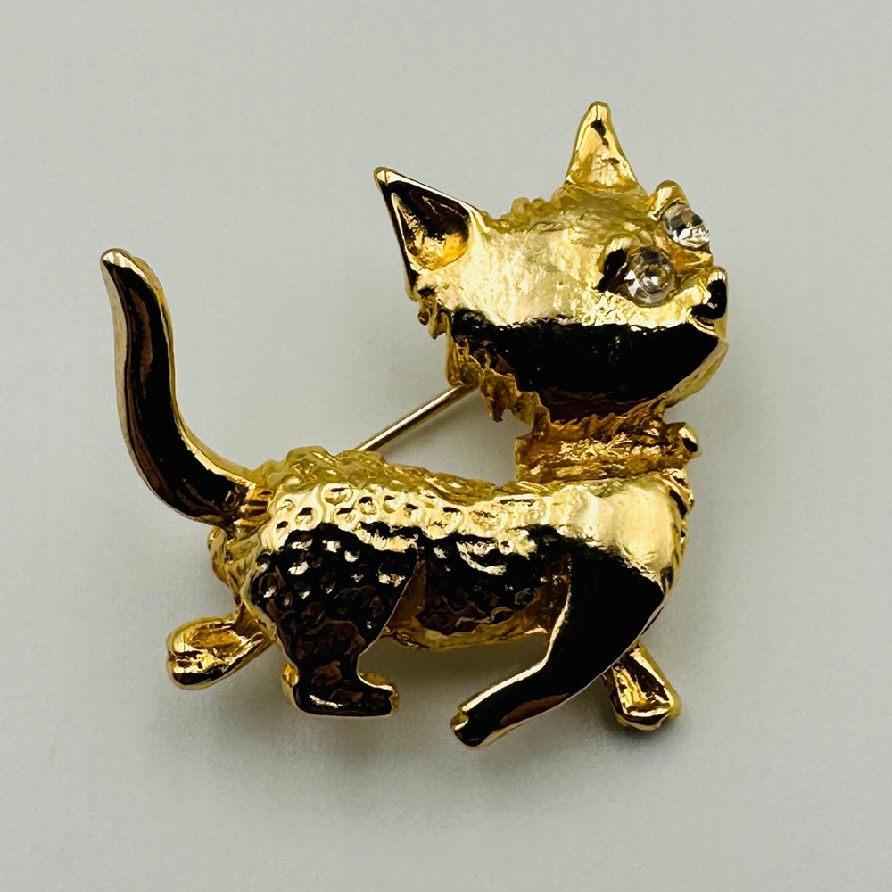 Vintage Gold Tone Cat Brooch With Rhinestone Eyes And A Textured Body